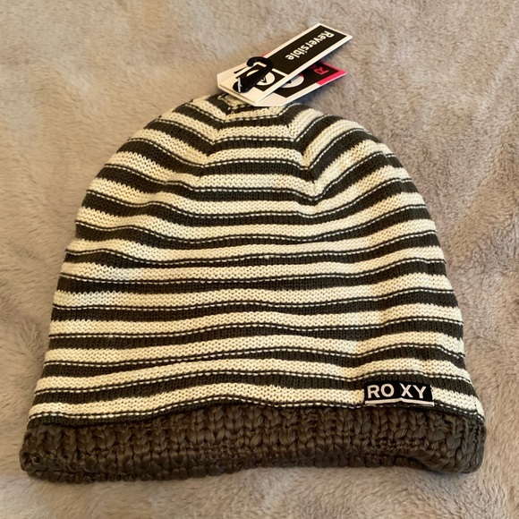Roxy Rally Time reversible striped beanie, charcoal and white stripe, NWT - Picture 1 of 10